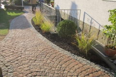 Gartenweg aus Stein